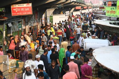 Yolcular, Bangladeş 'in başkenti Dhaka' daki Sadarghat Fırlatma Terminali 'ndeki bayram bayramını kutlamak üzere 4 Nisan 2024' te başkentteki köylerine dönmek üzere feribot terminalinde toplanıyorlar..