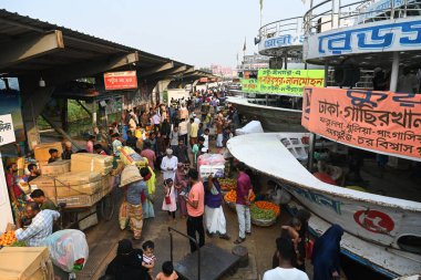 Yolcular, Bangladeş 'in başkenti Dhaka' daki Sadarghat Fırlatma Terminali 'ndeki bayram bayramını kutlamak üzere 4 Nisan 2024' te başkentteki köylerine dönmek üzere feribot terminalinde toplanıyorlar..