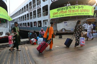 Yolcular, Bangladeş 'in başkenti Dhaka' daki Sadarghat Fırlatma Terminali 'ndeki bayram bayramını kutlamak üzere 4 Nisan 2024' te başkentteki köylerine dönmek üzere feribot terminalinde toplanıyorlar..