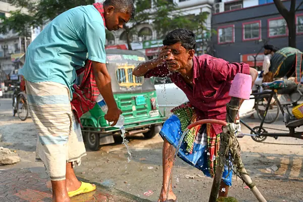 Conductor Rickshaw Lavándose Cara Con Agua Conducto Agua Carretera Durante Fotos de stock