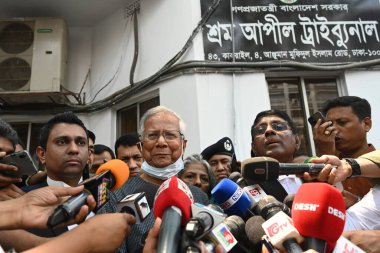 Bangladeş Nobel Barış Ödülü sahibi Profesör Muhammed Yunus (C), Bangladeş 'in Dhaka kentindeki İşçi Temyiz Mahkemesi' ne 16 Nisan 2024 'te kefaletini uzatma başvurusunda bulunduktan sonra ayrılmaya hazırlanırken medyaya seslendi.