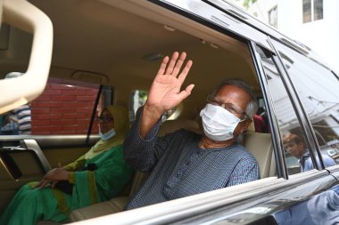 Bangladeş Nobel Barış Ödülü sahibi Profesör Muhammed Yunus, 16 Nisan 2024 tarihinde Bangladeş 'in Dhaka kentindeki İşçi Temyiz Mahkemesi' nde kefaletinin uzatılması için temyiz başvurusunda bulunduktan sonra mahkemeden ayrılırken elini gösterdi.