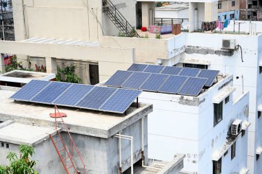 19 Nisan 2024 'te Bangladeş' in Dhaka başkentinde yüksek binaların çatılarında güneş enerjisi panelleri görülmektedir.. 