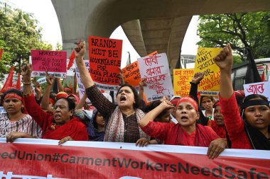 Bangladeş 'in başkenti Dhaka' da meydana gelen Rana Plaza binasının yıkılışının 11. yıldönümü münasebetiyle, sanayi tüm Bangladeş Konseyinin eylemcileri, tekstil işçilerinin güvenli bir iş yeri talebinde bulunmak için bir protesto mitingi düzenlediler. 24 Nisan 2024