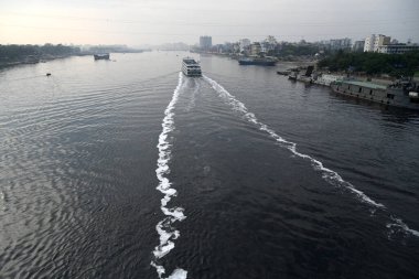 26 Nisan 2024 'te Bangladeş' in Dhaka kentindeki Buriganga Nehri 'nin zifiri karanlık sularından feribot geçer.. 