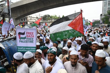 İslami Andolan Bangladeş aktivistleri, Bangladeş 'in Dhaka kentindeki Baitul Mukarram Camii' nde 31 Mayıs 2024 'te yapılan cuma namazı sonrasında soykırıma son verilmesi ve Filistin' in özgür kılınması talebiyle toplu bir tören düzenledi.. 