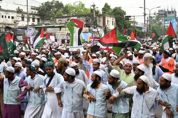 İslami Andolan Bangladeş aktivistleri, Bangladeş 'in Dhaka kentindeki Baitul Mukarram Camii' nde 31 Mayıs 2024 'te yapılan cuma namazı sonrasında soykırıma son verilmesi ve Filistin' in özgür kılınması talebiyle toplu bir tören düzenledi.. 