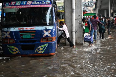 7 Haziran 202 'de Bangladeş, Dhaka' da sağanak yağışların yol açtığı sular altında kalmış caddelerde araçlar ve çekçekçekçekçekler yolcuları götürmeye çalışıyor.