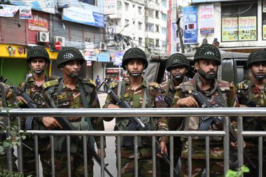 Bangladeş ordusu askerleri, hükümet iş kotalarını protesto gösterileri sırasında 20 Temmuz 2024 