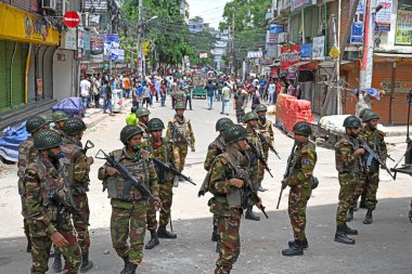 Bangladeş ordusu askerleri, hükümet iş kotalarını protesto gösterileri sırasında 20 Temmuz 2024 