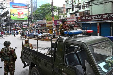 Bangladeş ordusu askerleri, hükümet iş kotalarını protesto gösterileri sırasında 20 Temmuz 2024 