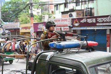 Bangladeş ordusu askerleri, hükümet iş kotalarını protesto gösterileri sırasında 20 Temmuz 2024 