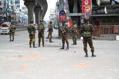 Bangladeş ordusu askerleri, hükümet iş kotalarını protesto gösterileri sırasında 20 Temmuz 2024 