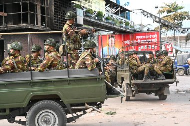 Bangladeş ordusu askerleri, hükümet iş kotalarını protesto gösterileri sırasında 20 Temmuz 2024 