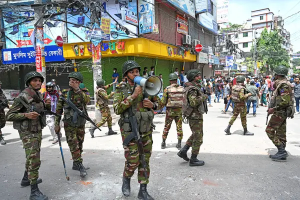 Bangladeş ordusu askerleri, hükümet iş kotalarını protesto gösterileri sırasında 20 Temmuz 2024 