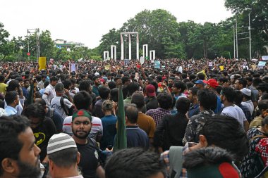 Bangladeş 'in başkenti Dhaka' daki Central Shaheed Minar 'da 3 Ağustos 2024' te, iş kotaları yüzünden ülke çapındaki son şiddet olaylarında tutuklanan ve öldürülen kurbanlar için adalet talebi üzerine düzenlenen protesto mitinginde binlerce öğrenci ve insan slogan attı.. 