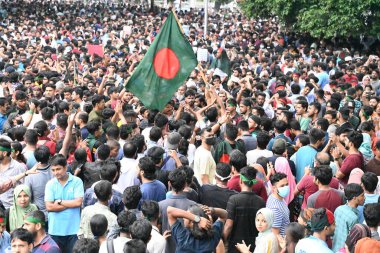 Bangladeş 'in başkenti Dhaka' daki Central Shaheed Minar 'da 3 Ağustos 2024' te, iş kotaları yüzünden ülke çapındaki son şiddet olaylarında tutuklanan ve öldürülen kurbanlar için adalet talebi üzerine düzenlenen protesto mitinginde binlerce öğrenci ve insan slogan attı.. 