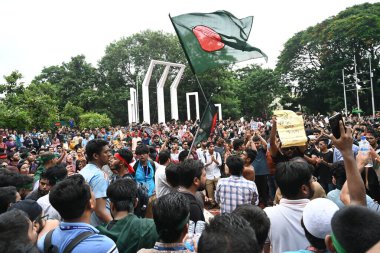 Bangladeş 'in başkenti Dhaka' daki Central Shaheed Minar 'da 3 Ağustos 2024' te, iş kotaları yüzünden ülke çapındaki son şiddet olaylarında tutuklanan ve öldürülen kurbanlar için adalet talebi üzerine düzenlenen protesto mitinginde binlerce öğrenci ve insan slogan attı.. 