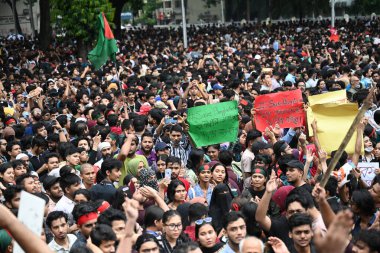 Bangladeş 'in başkenti Dhaka' daki Central Shaheed Minar 'da 3 Ağustos 2024' te, iş kotaları yüzünden ülke çapındaki son şiddet olaylarında tutuklanan ve öldürülen kurbanlar için adalet talebi üzerine düzenlenen protesto mitinginde binlerce öğrenci ve insan slogan attı.. 