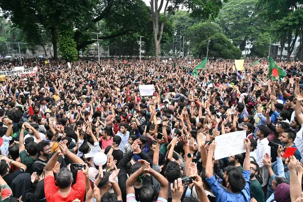 Bangladeş 'in başkenti Dhaka' daki Central Shaheed Minar 'da 3 Ağustos 2024' te, iş kotaları yüzünden ülke çapındaki son şiddet olaylarında tutuklanan ve öldürülen kurbanlar için adalet talebi üzerine düzenlenen protesto mitinginde binlerce öğrenci ve insan slogan attı.. 