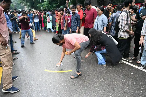 stock image Thousands of students and peoples shout slogans during a protest rally as they demand justice for victims arrested and killed in the recent nationwide violence over job quotas, at Central Shaheed Minar in Dhaka, Bangladesh, on August 3, 2024. 