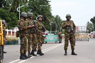 Bangladeş Ordusu askerleri, 8 Ağustos 2024 tarihinde Bangladeş 'in Dhaka kentinde yapılan geçici hükümetin yemin töreni sırasında başkanın resmi konutunun önünde nöbet tutuyorlar.. 