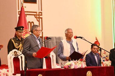 Nobel Barış Ödülü sahibi Muhammed Yunus, Bangladeş 'in Bangladeş' teki geçici hükümetini Bangladeş 'in Dhaka kentindeki Bangabhaban' ın baş danışmanı olarak 8 Ağustos 2024 tarihinde yöneteceğine yemin ediyor..