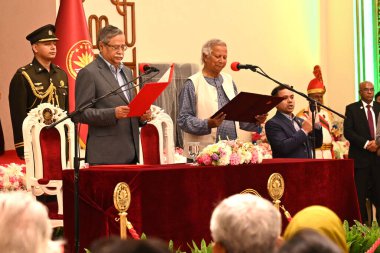 Nobel Barış Ödülü sahibi Muhammed Yunus, Bangladeş 'in Bangladeş' teki geçici hükümetini Bangladeş 'in Dhaka kentindeki Bangabhaban' ın baş danışmanı olarak 8 Ağustos 2024 tarihinde yöneteceğine yemin ediyor..