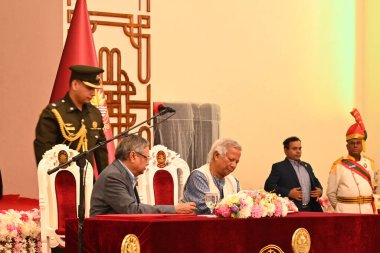 Nobel Barış Ödülü sahibi Muhammed Yunus, Bangladeş 'in Bangladeş' teki geçici hükümetini Bangladeş 'in Dhaka kentindeki Bangabhaban' ın baş danışmanı olarak 8 Ağustos 2024 tarihinde yöneteceğine yemin ediyor..