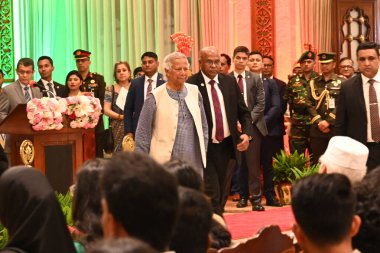 8 Ağustos 'ta Dhaka' da Şeyh Hasina 'nın 15 yıllık iktidarının sona ermesinden günler sonra, Nobel Barış Ödülü sahibi Muhammed Yunus (C) Bangladeş' in geçici hükümetini baş danışmanı olarak yönetmek için düzenlenen törende sahneden ayrıldı.