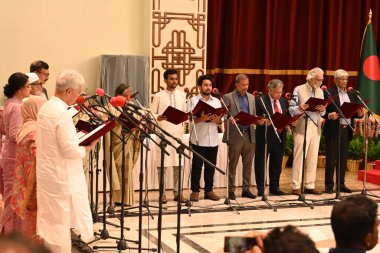 Yeni kurulan geçici hükümetin üyeleri 8 Ağustos 2024 'te Bangladeş' in Dhaka kentindeki Bangabhaban 'da ant içiyorlar.