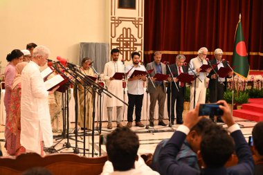 Yeni kurulan geçici hükümetin üyeleri 8 Ağustos 2024 'te Bangladeş' in Dhaka kentindeki Bangabhaban 'da ant içiyorlar.