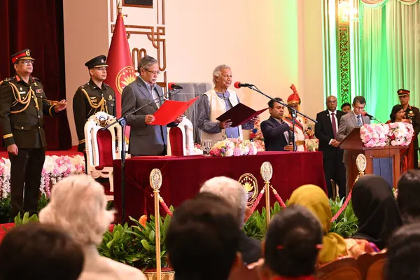 Nobel Barış Ödülü sahibi Muhammed Yunus, Bangladeş 'in Bangladeş' teki geçici hükümetini Bangladeş 'in Dhaka kentindeki Bangabhaban' ın baş danışmanı olarak 8 Ağustos 2024 tarihinde yöneteceğine yemin ediyor..