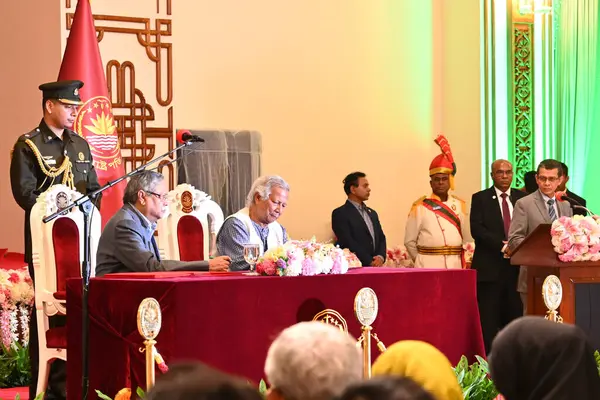 Nobel Barış Ödülü sahibi Muhammed Yunus, Bangladeş 'in Bangladeş' teki geçici hükümetini Bangladeş 'in Dhaka kentindeki Bangabhaban' ın baş danışmanı olarak 8 Ağustos 2024 tarihinde yöneteceğine yemin ediyor..