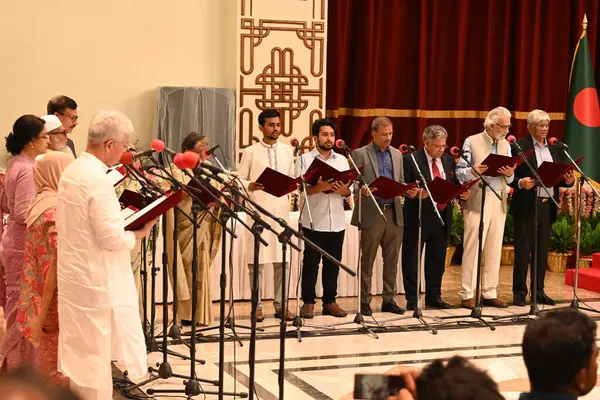 Yeni kurulan geçici hükümetin üyeleri 8 Ağustos 2024 'te Bangladeş' in Dhaka kentindeki Bangabhaban 'da ant içiyorlar.