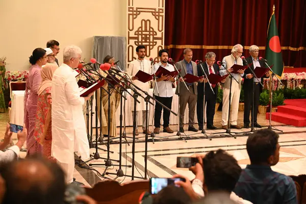 Yeni kurulan geçici hükümetin üyeleri 8 Ağustos 2024 'te Bangladeş' in Dhaka kentindeki Bangabhaban 'da ant içiyorlar.