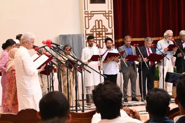 Yeni kurulan geçici hükümetin üyeleri 8 Ağustos 2024 'te Bangladeş' in Dhaka kentindeki Bangabhaban 'da ant içiyorlar.