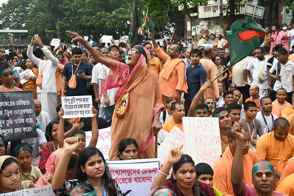 stock image Bangladeshi Hindu peoples blocking Shahbag intersection to protest against the attacks on the Hindu community in various parts of the country following the fall of the Awami League government, in Dhaka, Bangladesh, on August 10, 202