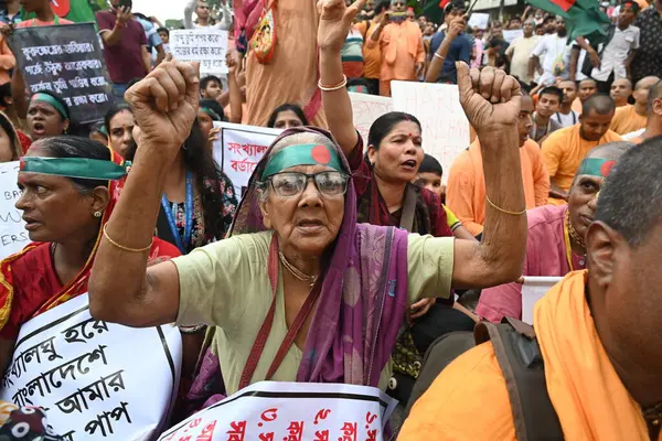 stock image Bangladeshi Hindu peoples blocking Shahbag intersection to protest against the attacks on the Hindu community in various parts of the country following the fall of the Awami League government, in Dhaka, Bangladesh, on August 10, 202