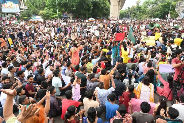 stock image Bangladeshi Hindu peoples blocking Shahbag intersection to protest against the attacks on the Hindu community in various parts of the country following the fall of the Awami League government, in Dhaka, Bangladesh, on August 10, 202