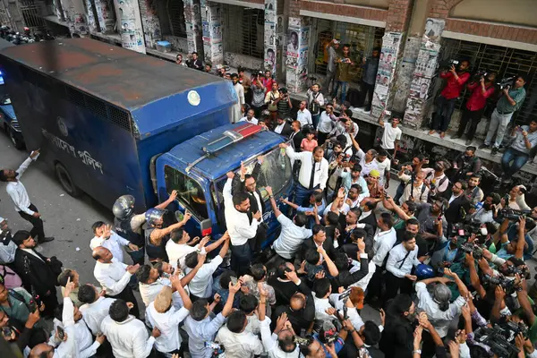 stock image People gather around police vehicle carrying Bangladeshi former law minister Anisul Huq and former Prime Minister Sheikh Hasina's adviser Salman F Rahman, upon arrival at the Chief Metropolitan Magistrate (CMM) Court in Dhaka, on August 14, 2024