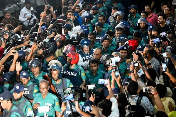 Bangladeş eski hukuk bakanı Anisul Huq ve eski Başbakan Şeyh Hasina 'nın polis miğferi ve yelekleri takan danışmanı Salman F Rahman, 14 Ağustos 2024' te Bangladeş 'in başkenti Dhaka' daki Başkent Sulh Ceza Hakimliği 'ne (CMM) götürülüyor..