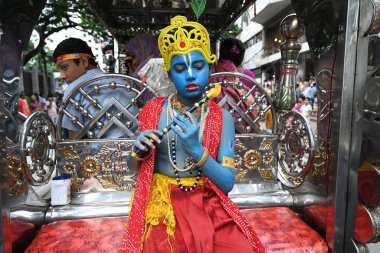 Hindu dindarlar, 26 Eylül 2024 'te Bangladeş' in Dhaka kentinde Hindu tanrısı Krishna 'nın doğumunu kutlayan Janmashtami festivaline katılırken geçit töreni düzenlerler.. 