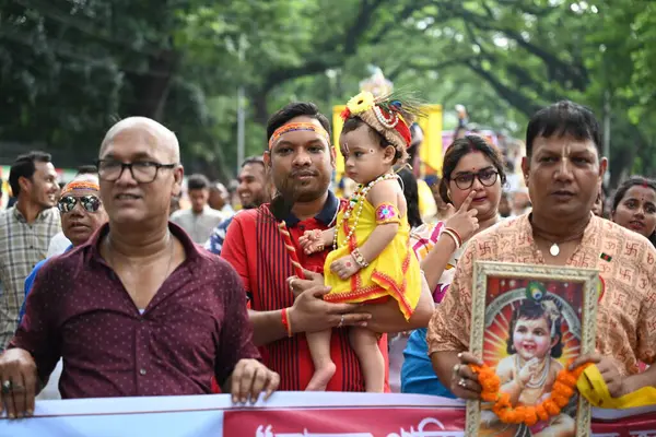 Hindu dindarlar, 26 Eylül 2024 'te Bangladeş' in Dhaka kentinde Hindu tanrısı Krishna 'nın doğumunu kutlayan Janmashtami festivaline katılırken geçit töreni düzenlerler.. 