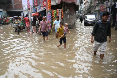 3 Eylül 2024 'te sağanak yağış neredeyse durgunluğa yol açtıktan sonra araçlar ve Rickshaw' lar Dhaka 'nın sulak sokaklarında yolcularla birlikte araba sürmeye çalışırlar.. 