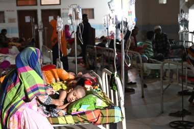 Dang humması olan hastalar 11 Eylül 2024 'te Bangladeş, Dhaka' daki Mugdha Genel Hastanesi 'nin kabul bölümünde tedavi görüyorlar.. 