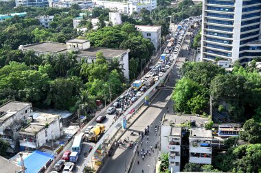 29 Eylül 2024 'te Dhaka, Bangladeş' te ana yol boyunca trafikte sıkışan araçlar. ABD merkezli özel, kâr amacı gütmeyen bir araştırma kuruluşunun bulgularına göre, Dhaka dünyanın en yavaş şehri.. 