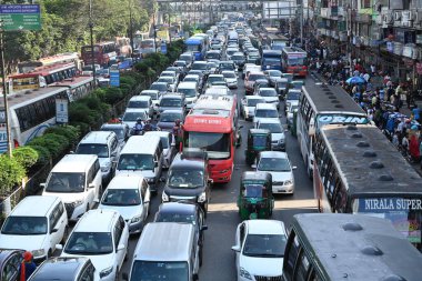29 Eylül 2024 'te Dhaka, Bangladeş' te ana yol boyunca trafikte sıkışan araçlar. ABD merkezli özel, kâr amacı gütmeyen bir araştırma kuruluşunun bulgularına göre, Dhaka dünyanın en yavaş şehri.. 