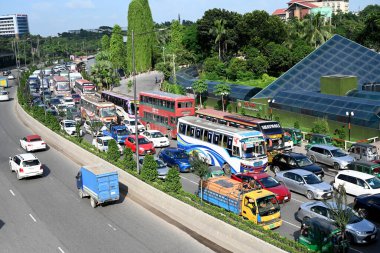 29 Eylül 2024 'te Dhaka, Bangladeş' te ana yol boyunca trafikte sıkışan araçlar. ABD merkezli özel, kâr amacı gütmeyen bir araştırma kuruluşunun bulgularına göre, Dhaka dünyanın en yavaş şehri.. 