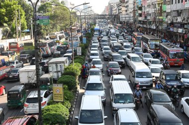 29 Eylül 2024 'te Dhaka, Bangladeş' te ana yol boyunca trafikte sıkışan araçlar. ABD merkezli özel, kâr amacı gütmeyen bir araştırma kuruluşunun bulgularına göre, Dhaka dünyanın en yavaş şehri.. 